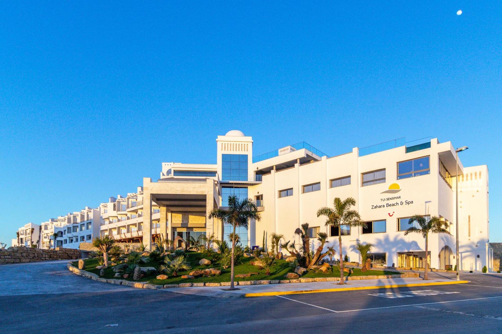 Zahara Beach & Spa By Qhotels - Adults Recommended Zahara de los Atunes Exteriör bild The mall at sunset