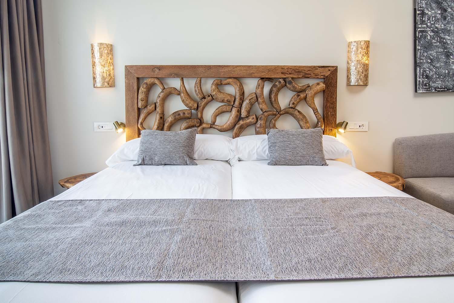 Zahara Beach & Spa By Qhotels - Adults Recommended Zahara de los Atunes Rum bild A bed with a wooden headboard