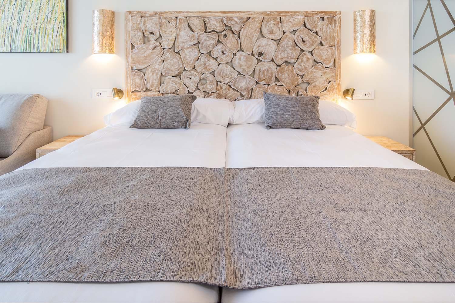Zahara Beach & Spa By Qhotels - Adults Recommended Zahara de los Atunes Rum bild A bed with a bed valance