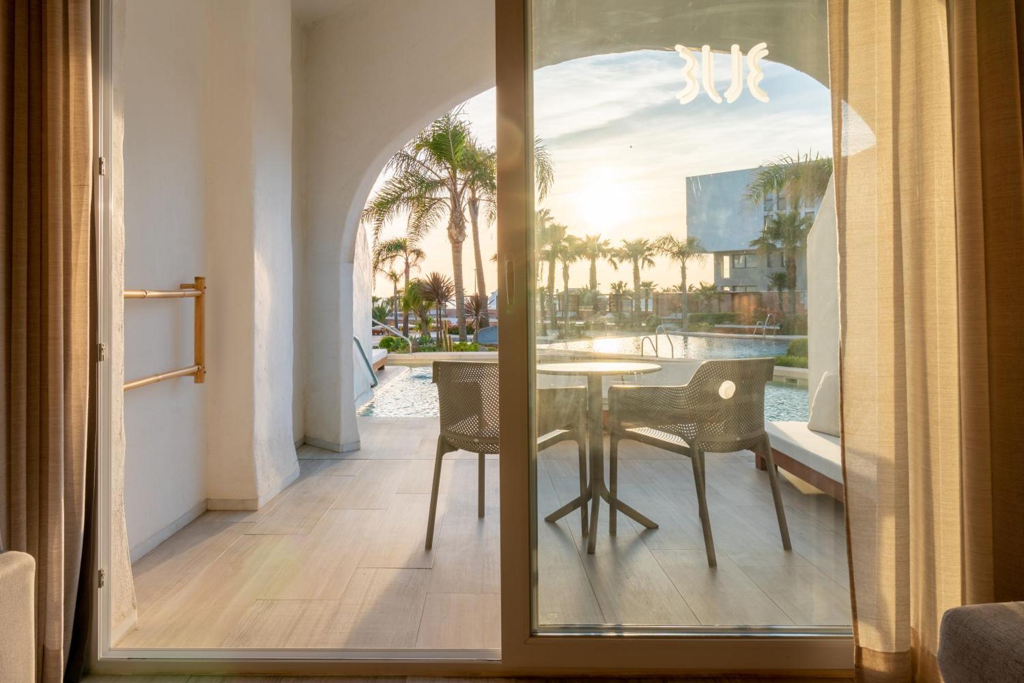 Zahara Beach & Spa By Qhotels - Adults Recommended Zahara de los Atunes Exteriör bild A view of the pool from a guest room