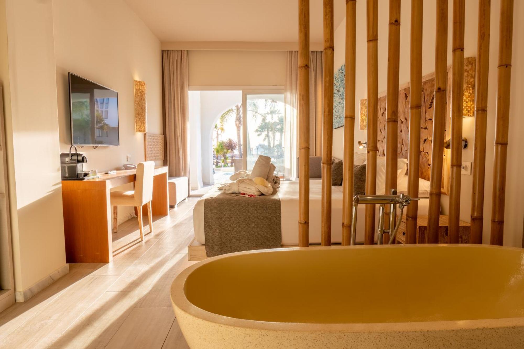 Zahara Beach & Spa By Qhotels - Adults Recommended Zahara de los Atunes Exteriör bild Deluxe Room