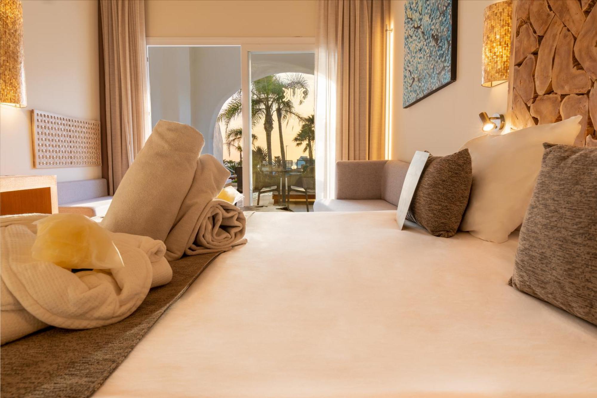 Zahara Beach & Spa By Qhotels - Adults Recommended Zahara de los Atunes Exteriör bild A room at the hotel