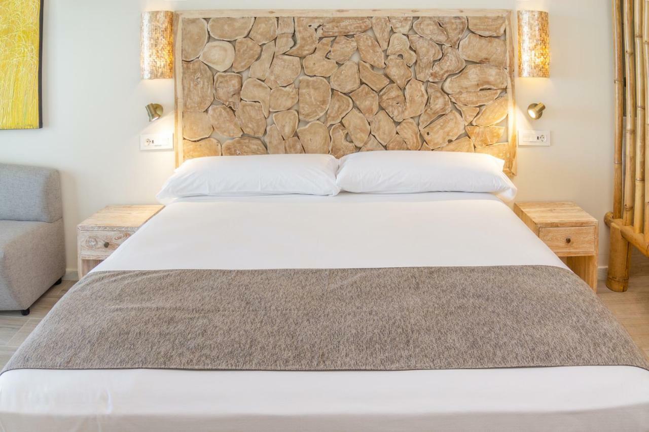 Zahara Beach & Spa By Qhotels - Adults Recommended Zahara de los Atunes Exteriör bild A bed with a bed runner